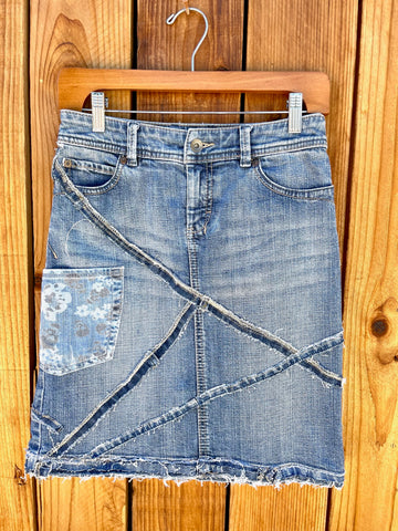 Ladies Skirt Mid thigh crisscross trim Size 2