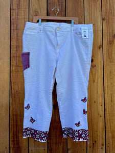 Ladies Capri white with maroon trim Size 22