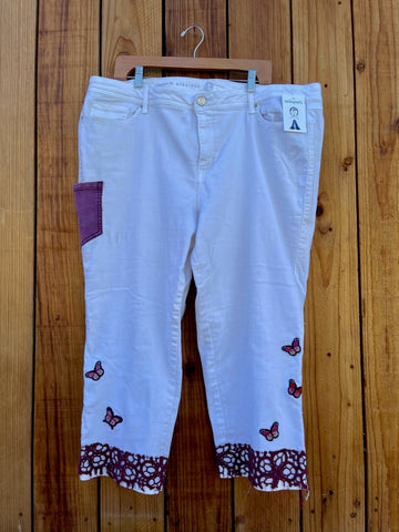 Ladies Capri white with maroon trim Size 22