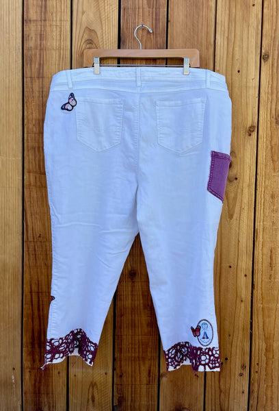 Ladies Capri white with maroon trim Size 22