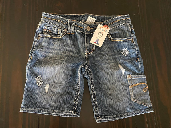 Ladies Shorts with a blue pocket and beige flower patch. Size 9/10